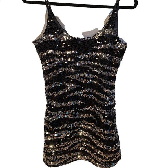 Sparkles and sequins!!! Super posh tank perfect for an evening out! Size medium - Picture 2 of 3